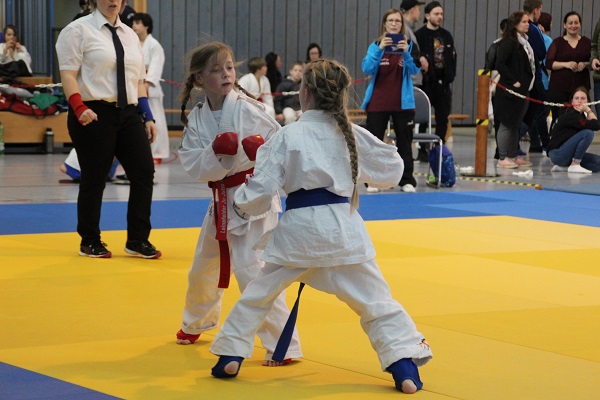Maya Appelt (l.,rot) gegen Lilly Schönbach