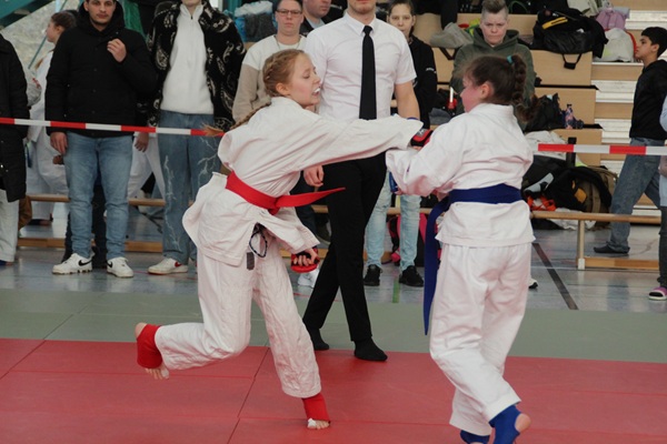 Kimberly Schuler (rot) setzt einen Fauststoß