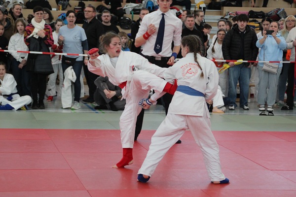 Lynea Weidel (rot) trifft mit einem Fußstoß